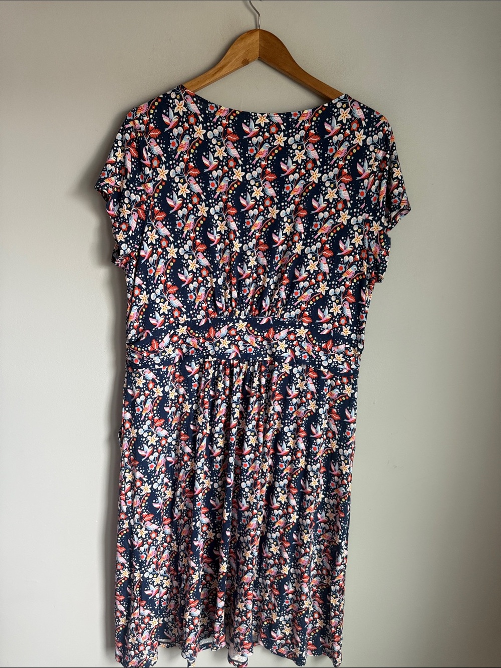 Boden Amelie Jersey Dress in a navy blue bird and floral print 16/18 - Picture 3 of 7